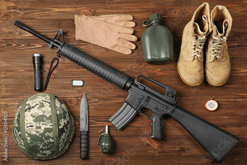 set-militarny-stroj-na-drewnianym-tle-wierzcholek-v