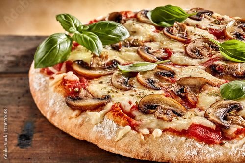 swiezy-bazylia-na-wierzchu-serowej-i-pieczarkowej-pizzy