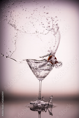 piekny-wodny-plusniecie-w-martini-szkle-od-che
