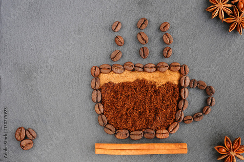 fondo-con-cafe-vista-superior-de-cafe-tostado-y-molido-a-un-fondo-de-granos-de-cafe-enteros-sin-moler-hermoso-fondo-de-cafe