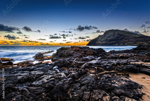 piekny-wschod-slonca-przy-makapuu-plaza-na-oahu-hawaje