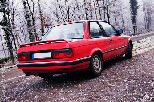 roter Oldtimer in Winter Landschaft
