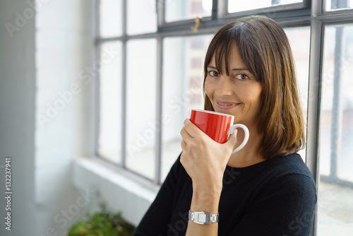 glückliche frau mit einer tasse tee