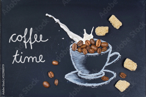 Kaffeezeit mit Milch und Zucker
