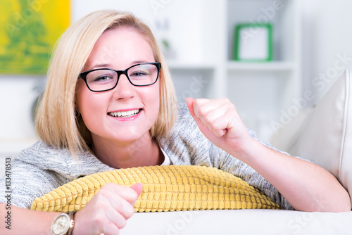 begeisterte junge Frau