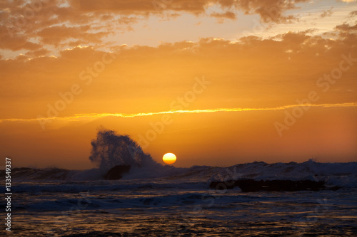 coucher de soleil sur la mer agitée