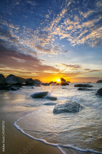 piekny-seascape-podczas-zmierzchu-przy-pasir-bogak-plaza-pangkor-wyspa-z-fala-na-plazy