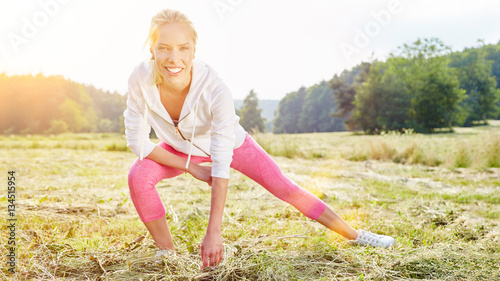 Junge Frau beim Stretching vor Jogging