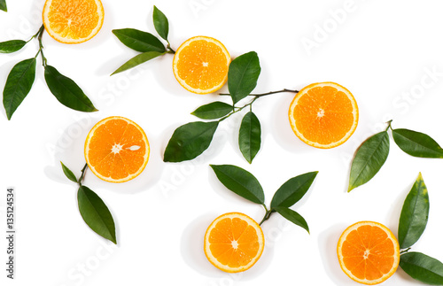 plastry-owocow-pomaranczy-i-zielonych-lisci