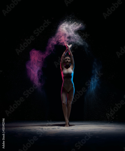 Obraz na płótnie Slender girl posing in color powder cloud