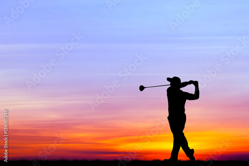 silueta-golfista-jugando-al-golf-durante-la-hermosa-puesta-de-sol
