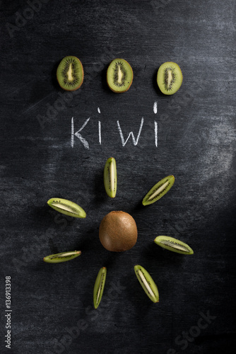 kiwi-nad-ciemnym-chalkboard-tlem