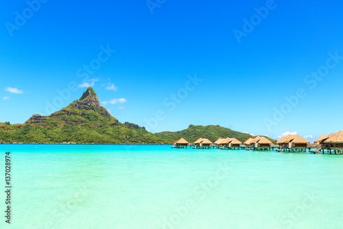 vue-sur-le-mont-otemanu-a-travers-un-lagon-turquoise-et-un-petit-pain-sur-pilotis