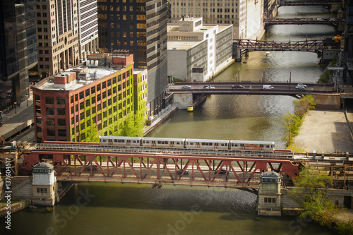 Obraz na płótnie Chicago river with metro L train