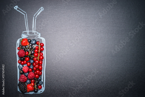 malowana-butelka-ze-swiezych-roznych-owocow-na-smoothie