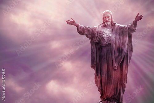 jezus-chrystus-statua-przeciw-pieknemu-nieba-tlu