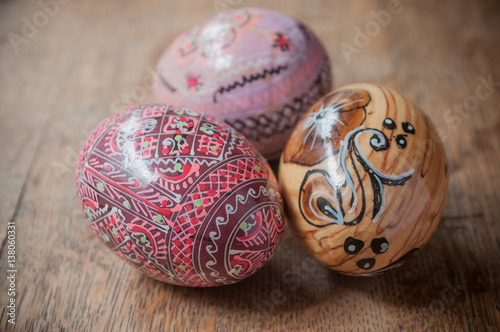 huevos-de-pascua-decorados-en-mesa-de-madera-vieja