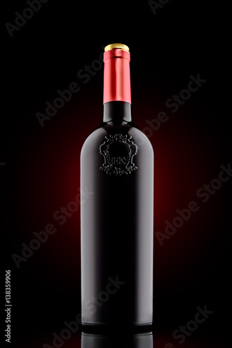 czerwone-wino-butelka-z-emboss-przy-czarnym-tlem