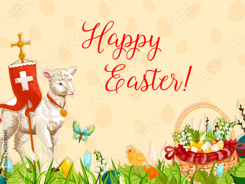 cordero-de-dios-de-pascua-con-un-cartel-de-saludo-cruzado-ovejas-de-pascua-pollo-y-canasta-con-huevos-de-pascua-flores-de-primavera-y-ramas-de-sauce-en-pradera-de-hierba-verde-con-mariposas-volando