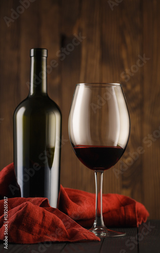 piekny-szklo-i-butelka-czerwone-wino-na-drewnianym