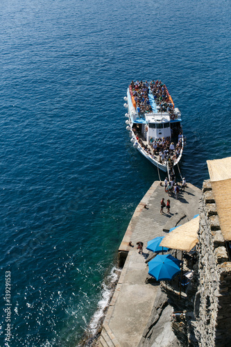 Poster Tourists disembarking from a tour boat along the Cinque Terre, Italy