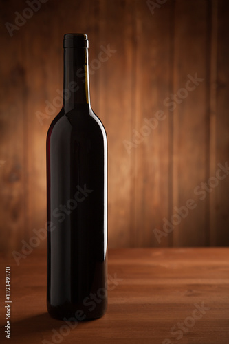 butelka-wina-na-starym-drewnianym-stole