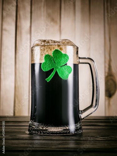 ciemne-piwo-w-st-patrick-39-s-day-w-szklance-z-lisci