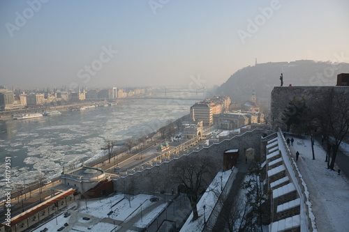 Poster Blick auf die zugefrorene Donau in Budapest, Ungarn mit Eisschollen