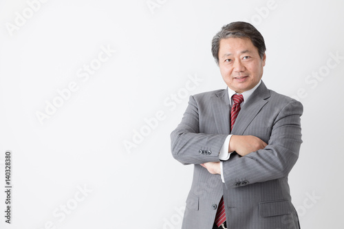 腕を組むビジネスマン、考える、悩む、中年男性