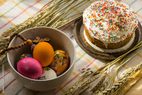 manana-de-pascua-pastel-de-pascua-y-huevos-de-pascua