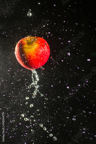 apple-w-wodzie-na-czarnym-tle