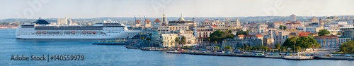 Fototapeta Very high resolution panoramic image of Old Havana including historic buildings and a modern cruise ship