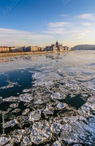 Poster Beautiful winter view of the Danube river and Hungarian Parliament in a Sunny da