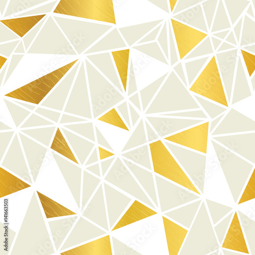 wektor-krem-i-zlota-folia-geometryczne-mozaiki-trojkaty-powtorzyc-bezszwowe-tlo-wzor-moze-byc-uzywany-do-tkanin-tapet-artykulow-papierniczych-opakowan