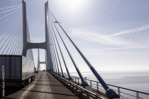 Transporte terrestre por carretera. Camión frigorífico cruzando el puente.