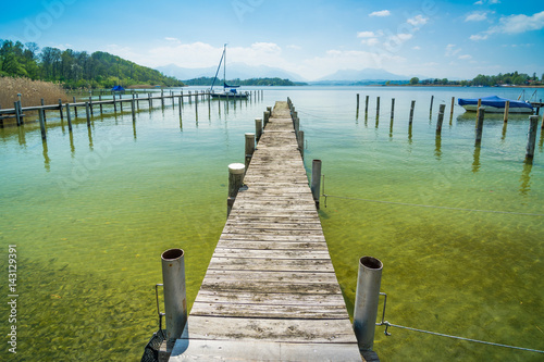 footbridge-na-chiemsee-na-wiosna-dniu-gorny-bavaria-w-niemcy