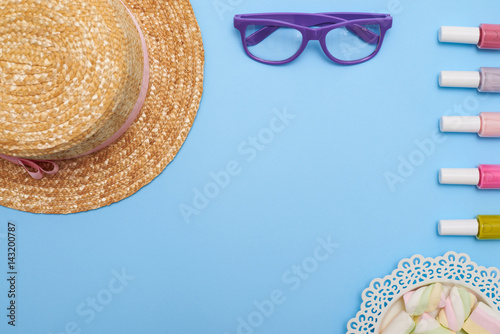 Poster Flat lay shot of accessories with nail polishes and marshmallows