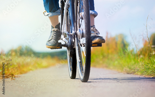 eine Frau macht bei schönem Wetter eine Fahrradtour