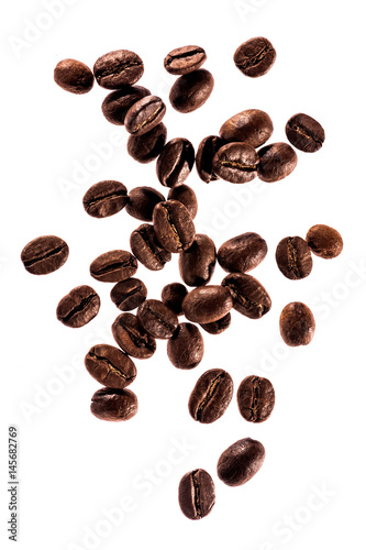 latajace-kawowe-fasole-odizolowywac-na-bialym-tle