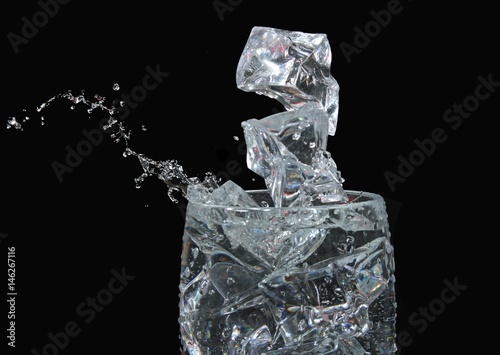 Wasserglas mit Eis -Splash