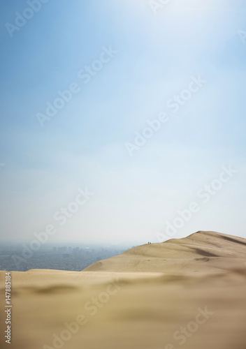 Poster désert dune sable ville agglomération urbain urbaine mégapôle pollution gaz satu