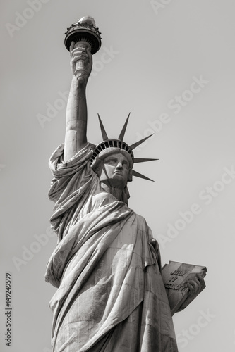statua-wolnosci-w-czerni-i-bieli-wyspa-wolnosci