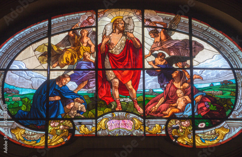 turyn-wlochy-marzec-13-2017-witraz-dobra-baca-w-koscielnym-chiesa-di-santo-tommaso-obok-od-roku-1903