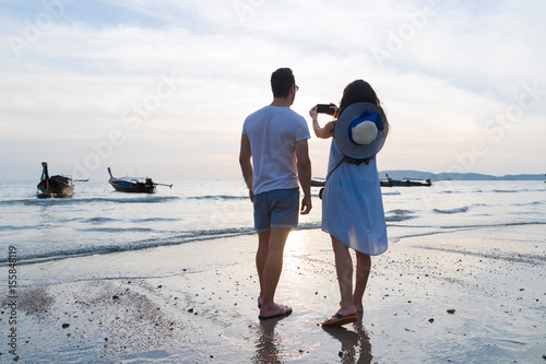 Poster Couple Beach Summer Vacation, Man Woman Take Photo Sunset Young Guy Girl Back Re