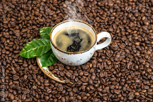 czarnej-kawy-zielen-opuszcza-caffee-fasoli-tlo