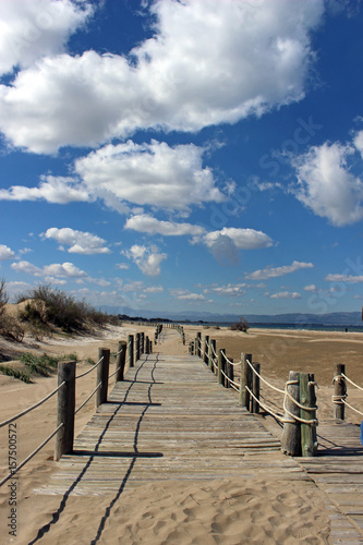 Fototapeta Puente de madera en la playa de Riumar (Delta del Ebro)