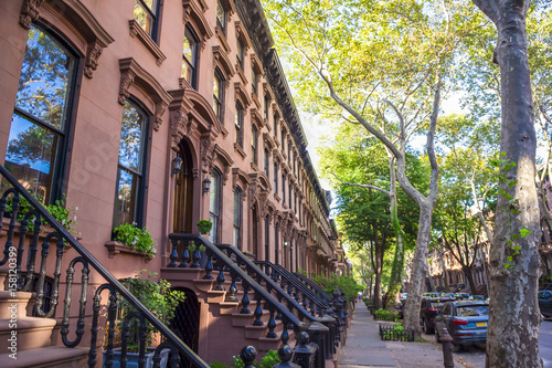 scenic-widok-klasycznego-bloku-brooklyn-brownstone