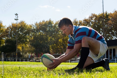 boczny-widok-robi-kopaniu-dla-celu-rugby-gracz