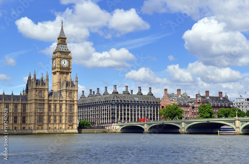 la-torre-del-reloj-big-ben-tambien-conocida-como-elizabeth-tower-esta-cerca-del-palacio-de-westminster-y-las-casas-del-parlamento-en-el-rio-tamesis-en-londres-se-ha-convertido-en-un-simbolo-de-las-discusiones-de-inglaterra-y-brexit