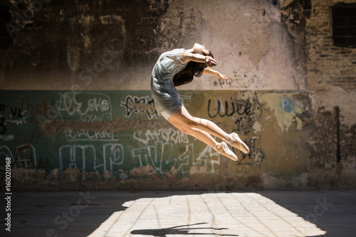 Obraz na płótnie Young female dancer jumping